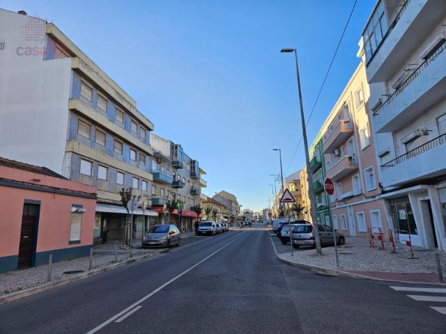 Apartamento T2, arrendado, para venda na Baixa da Banheira