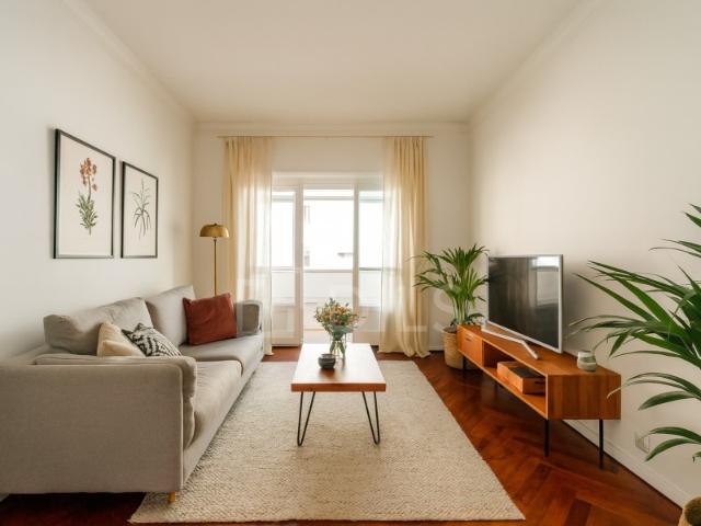 Apartamento T2, bem conservado, Rua Luciano Cordeiro, Lisboa