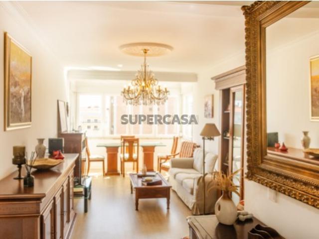 Apartamento T2 | Benfica | 8.º Andar | Vista Desafogada | Arrecadação