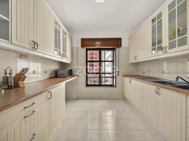 Apartamento T2 c/2 varandas a 3mins da estação das Mercês