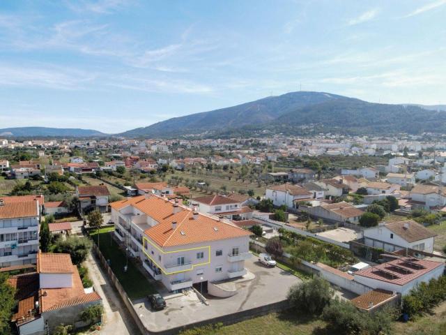 Apartamento T2 C/ aparcamento e arrumo