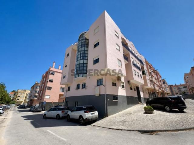 Apartamento T2 C/ Arrecadação Totalmente Remodelado Corroios