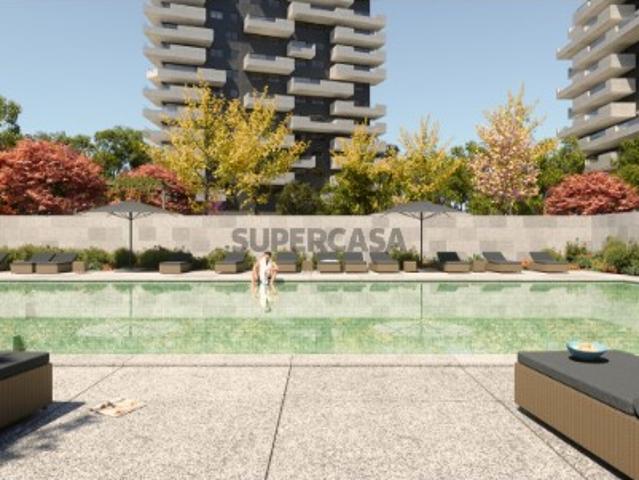 Apartamento T2 c/ duas frentes e acabamentos premium | Varanda c/ 22m2 | Jardim e piscina olímpica