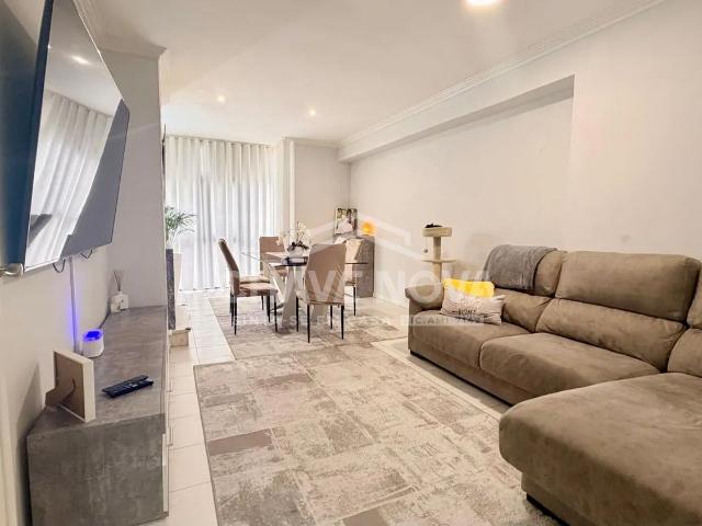 Apartamento T2 c/ Garagem Box em Canelas