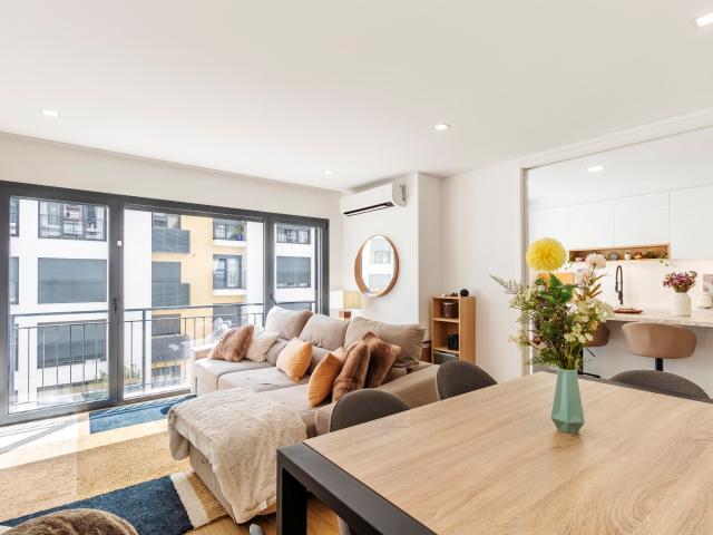 Apartamento T2 c/ Suíte, Varandas e Wallbox na Urbanização da Atalaia, Amadora