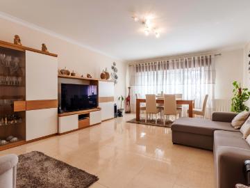 Apartamento T2 c/ Terraço e 2 Lugares de Estacionamento na Agualva, Sintra