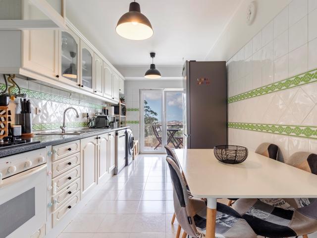 Apartamento T2 c/ Varanda e 2 Marquises na Rua Marquês de Pombal, Cacém
