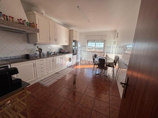 Apartamento T2 c/ Varanda e Sótão em Fazendas de Almeirim Conforto, Espaço e Tranquilidade