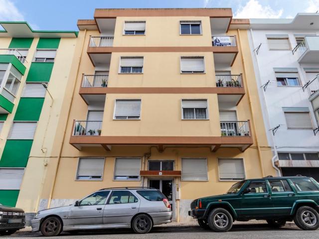 Apartamento T2 c/ Varandas e Arrecadação de 22m² em Mem Martins, Sintra