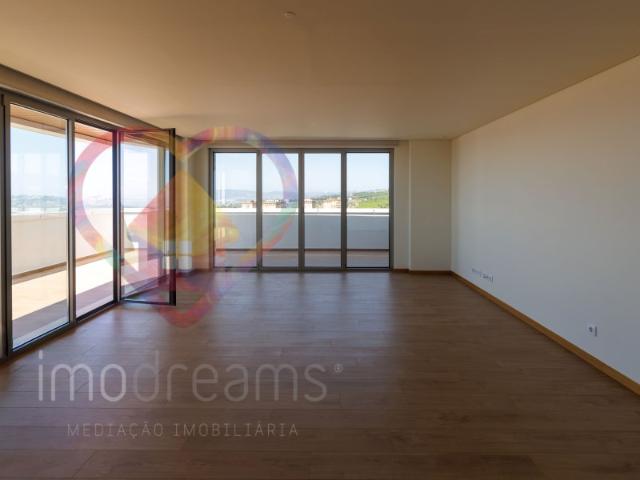 Apartamento T2 c/ Varandas e Estacionamento, Vialonga, Lisboa
