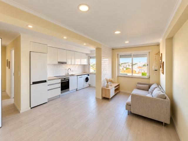 Apartamento T2 C/ Vista Rio e Elevador, Totalmente Remodelado Torre da Marinha