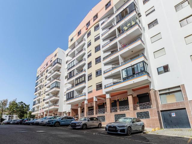 Apartamento T2 c/ 2 Lugares de Estacionamento e Terraço c/ 30m2 em Mem Martins, Sintra