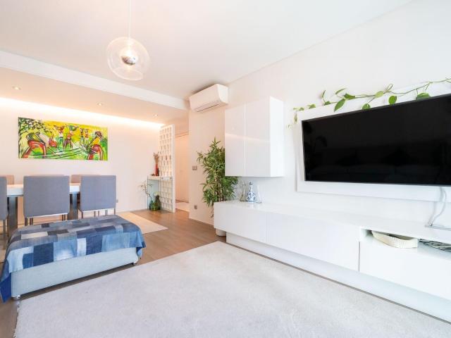 Apartamento T2 c/ 2 WCs, Lugar de Garagem e Arrecadação – Re. 94m² Ajuda