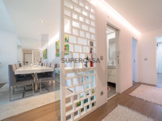 Apartamento T2 c/ 2 WCs, Lugar de Garagem e Arrecadação Restelo