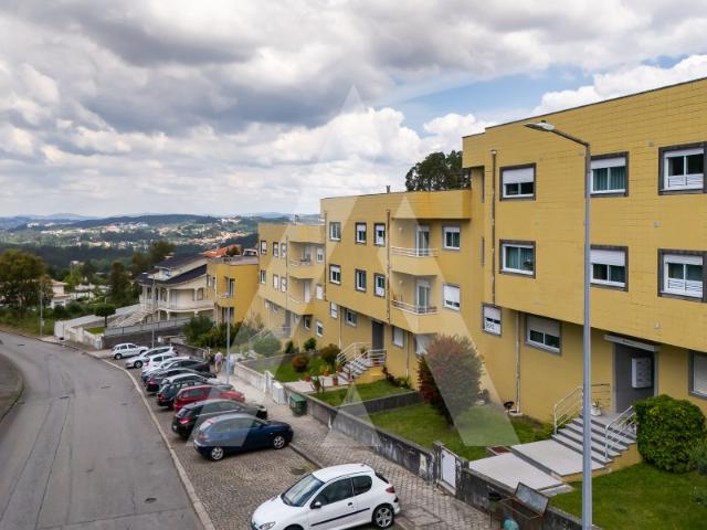 Apartamento T2 no Último Piso com Garagem Fechada A 5 min de Santa Maria da Feira