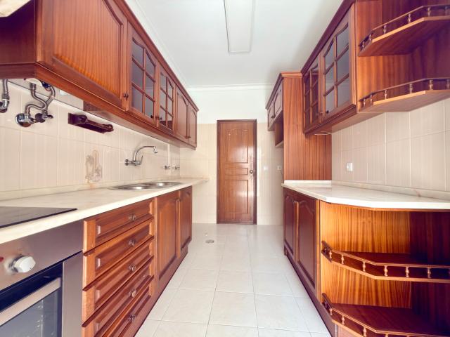 Apartamento T2 centro da Venda do Pinheiro recuperado junto a comercio serviços e escolas