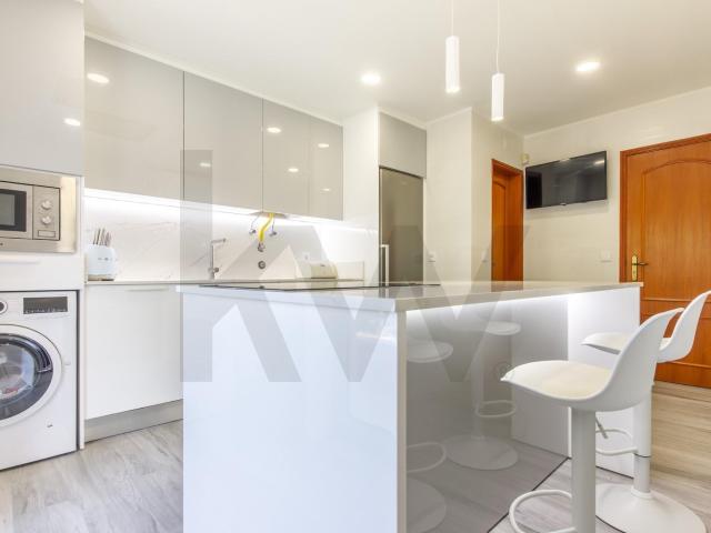Apartamento T2 Remodelado com Varanda e Arrecadação Individual, Sarilhos Pequenos, Moita