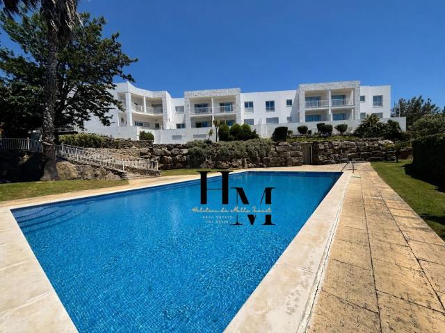 Apartamento T2 com 153 m2 de área total, logradouro, varanda. 153m² Cascais e Estoril