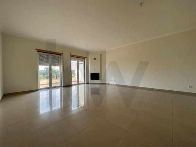 Apartamento T2 com 2 Terraços, Arrecadação e Estacionamento – Mafra