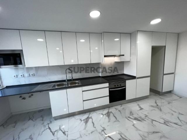 Apartamento T2 com 2 varandas e garagem box