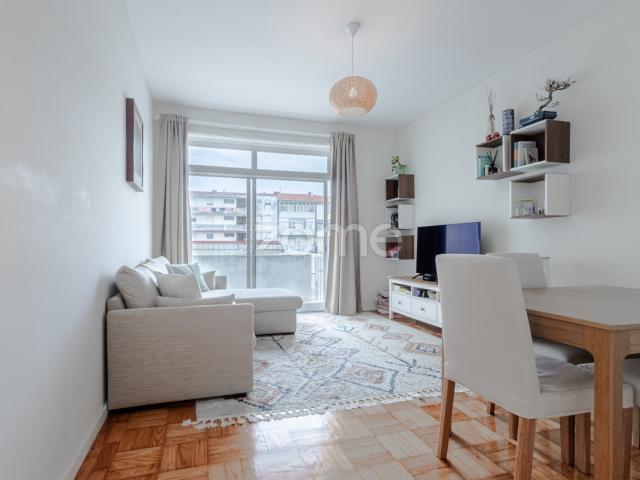 Apartamento T2 com 2 WCs, varanda e closet na Constituição, Porto