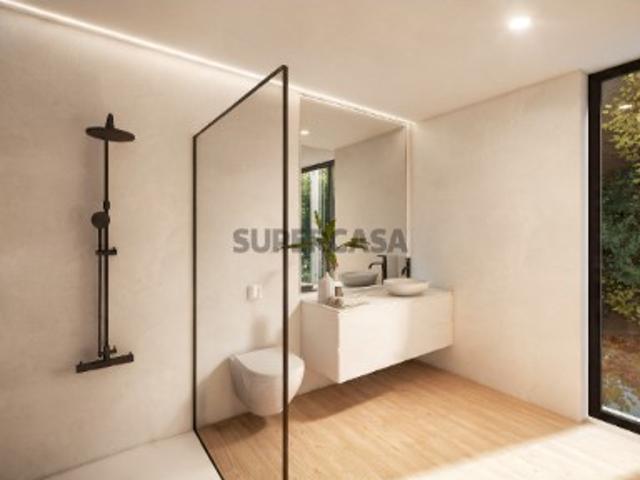 Apartamento T2 com 2 suites e varanda, área bruta de 173,20m2, garagem fechada para duas viaturas