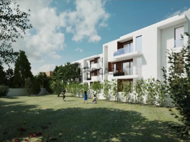 Apartamento T2 com 2 suites e varanda, área bruta de 183,55m2, garagem fechada para duas viaturas