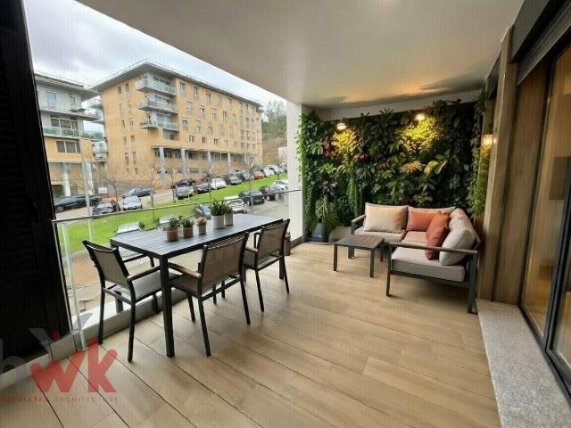 Apartamento T2 com 2 Suítes, Terraço e Garagem Box