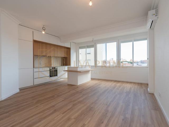 Apartamento T2, renovado, com 70m2 em prédio com elevador, Areeiro, Lisboa