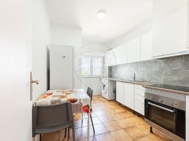 Apartamento T2 com 73 m²de área bruta, situado num 1 andar, sem elevador, com boa luz natural e uma distribuição funcional dos espaços