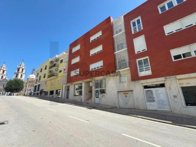 Apartamento T2 com 75m2, lugar de parqueamento coberto e arrecadação a dois passos do Convento