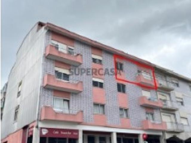 Apartamento T2 com 79m² de área total, localizado em Rio Tinto, Gondomar