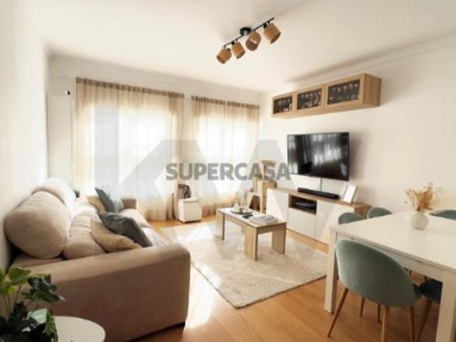 Apartamento T2 com 88 m² em Belas, Sintra com arrecadação e vaga de garagem