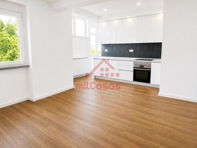 Apartamento T2 com Cozinha Equipada | Duas Frentes Solares | Amadora