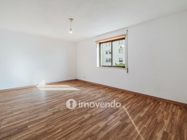 Apartamento T2 com cozinha equipada e estacionamento, na Ameixoeira