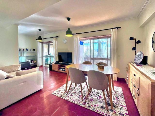 Apartamento T2 com Cozinha Remodelada e Marquises Multiusos na Cova da Piedade, Almada