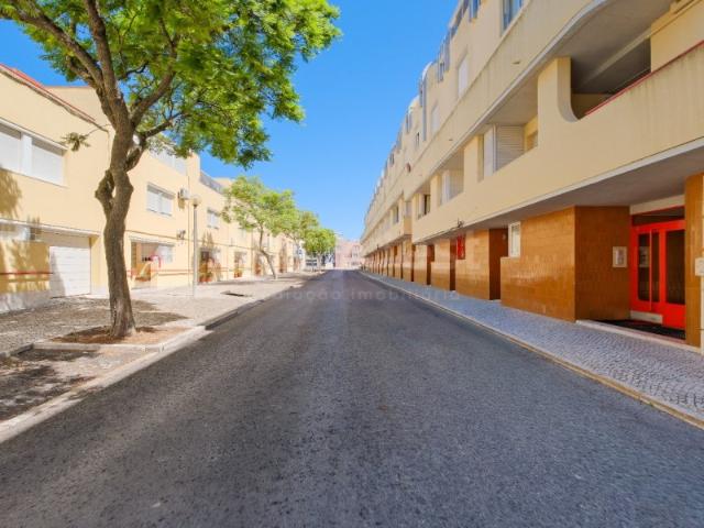 Apartamento T2 com a privacidade de uma moradia no Restelo