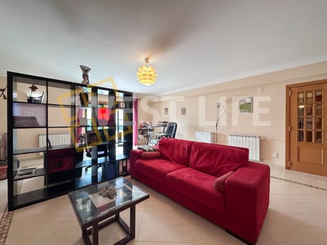 Apartamento T2 com amplo terraço, parqueamento fechado e vista desafogada | Centro de Mafra