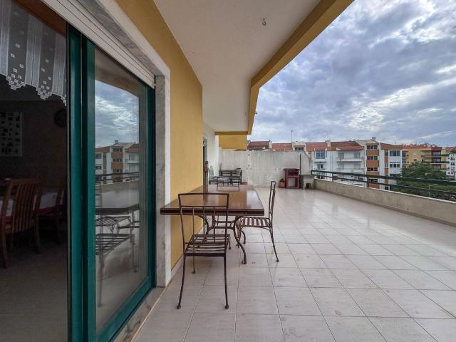 Apartamento T2 com amplo terraço, parqueamento fechado e vista desafogada | Centro de Mafra