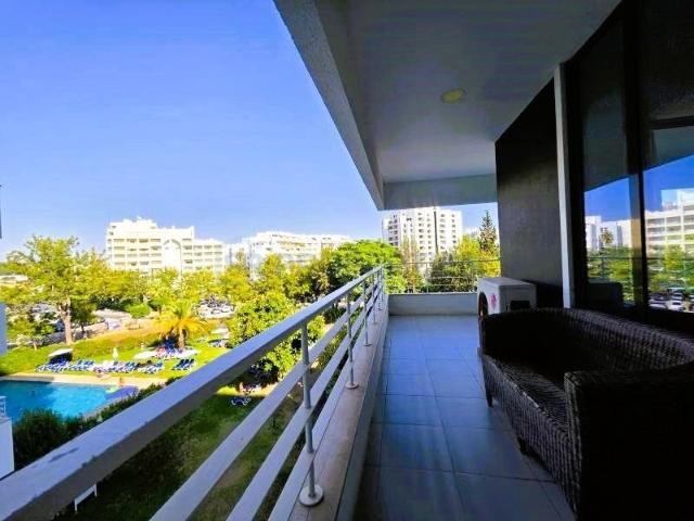 Apartamento T2 com amplo Terraço, Piscina e Vista Mar na Mar. 96m² Quarteira