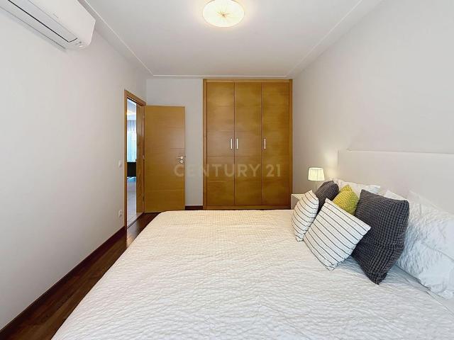 Apartamento T2 com ampla varanda, vista mar e acesso a piscina