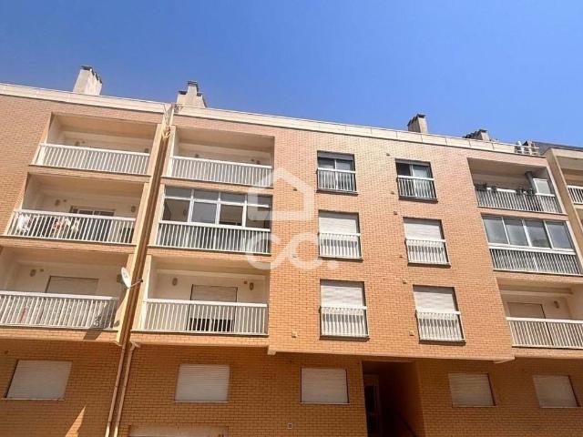 Apartamento T2 com aquecimento central, sotão privativo e parqueamento uma viatura sito a 300 M da praia