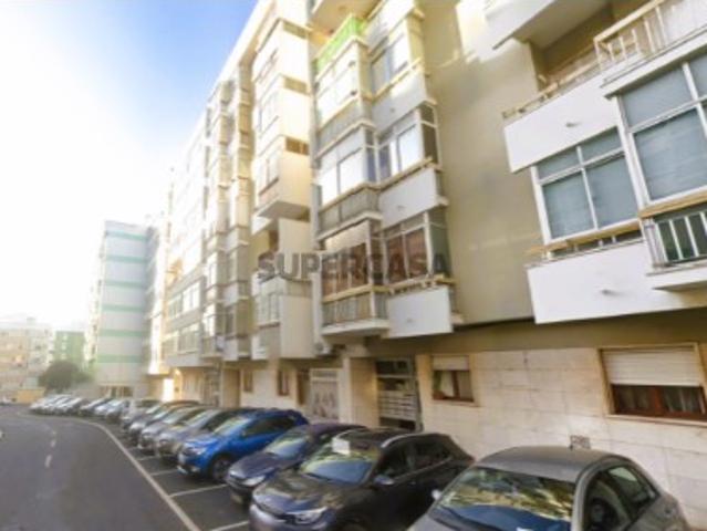 Apartamento T2 com Área bruta privativa: 81m2, Área bruta dependente  10m2, em Oeiras