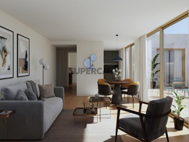 Apartamento T2 com área exterior e lugar de garagem, junto à praia de Matosinhos