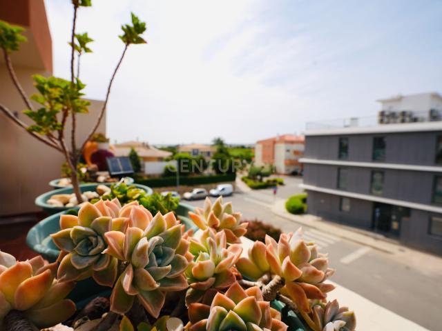 Apartamento T2 com áreas generosas, boa exposição solar a 5 minutos da 125 e 15 minutos das praias