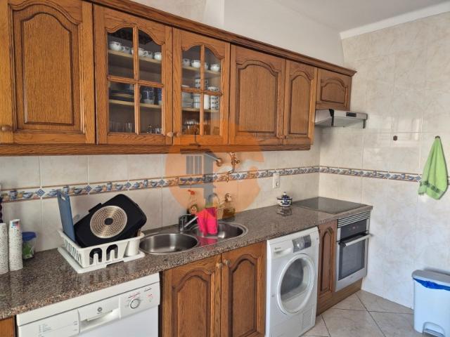 Apartamento T2 com áreas grandes para arrendamento de Setembro a Junho