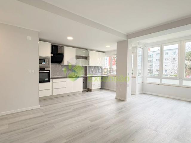 Apartamento T2, com arrecadação e marquise, Oeiras | Totalmente Remodelado