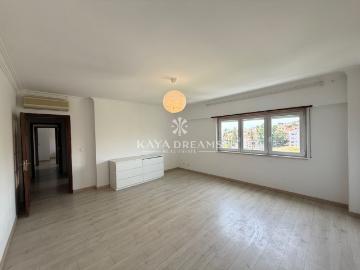 Apartamento T2 com Arrecadação e Box para uma Viatura no Jardim da Radial, Ramada Odivelas