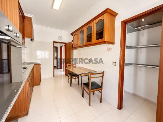 Apartamento T2 com Arrecadação em Casais de Mem Martins Rio de Mouro