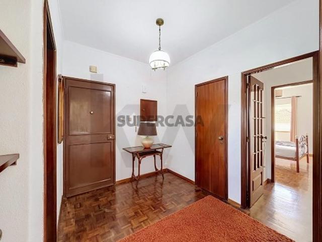 Apartamento T2 com Boa Luz Natural e Marquise | Peniche